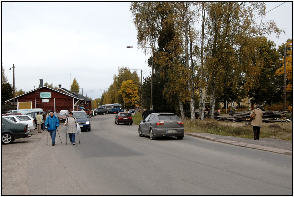 Tulo_Porvooseen.jpg - Kiskoautojuna saapuu Porvooseen, jossa on parhaillaan käynnissä elonkorjuujuhla.